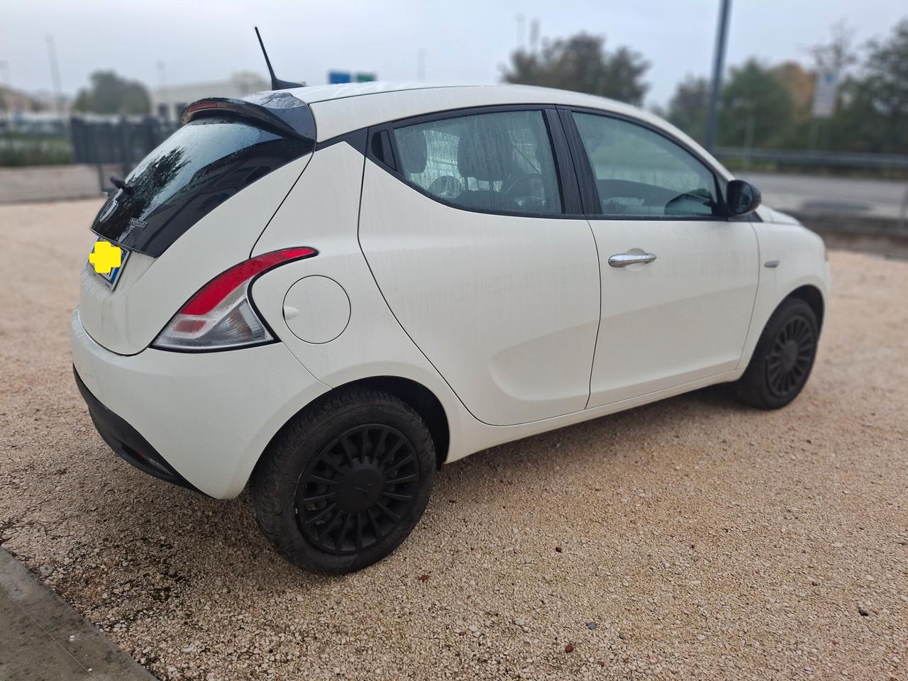 Lancia Ypsilon 1.0 FireFly 5 porte S&S Hybrid Gold