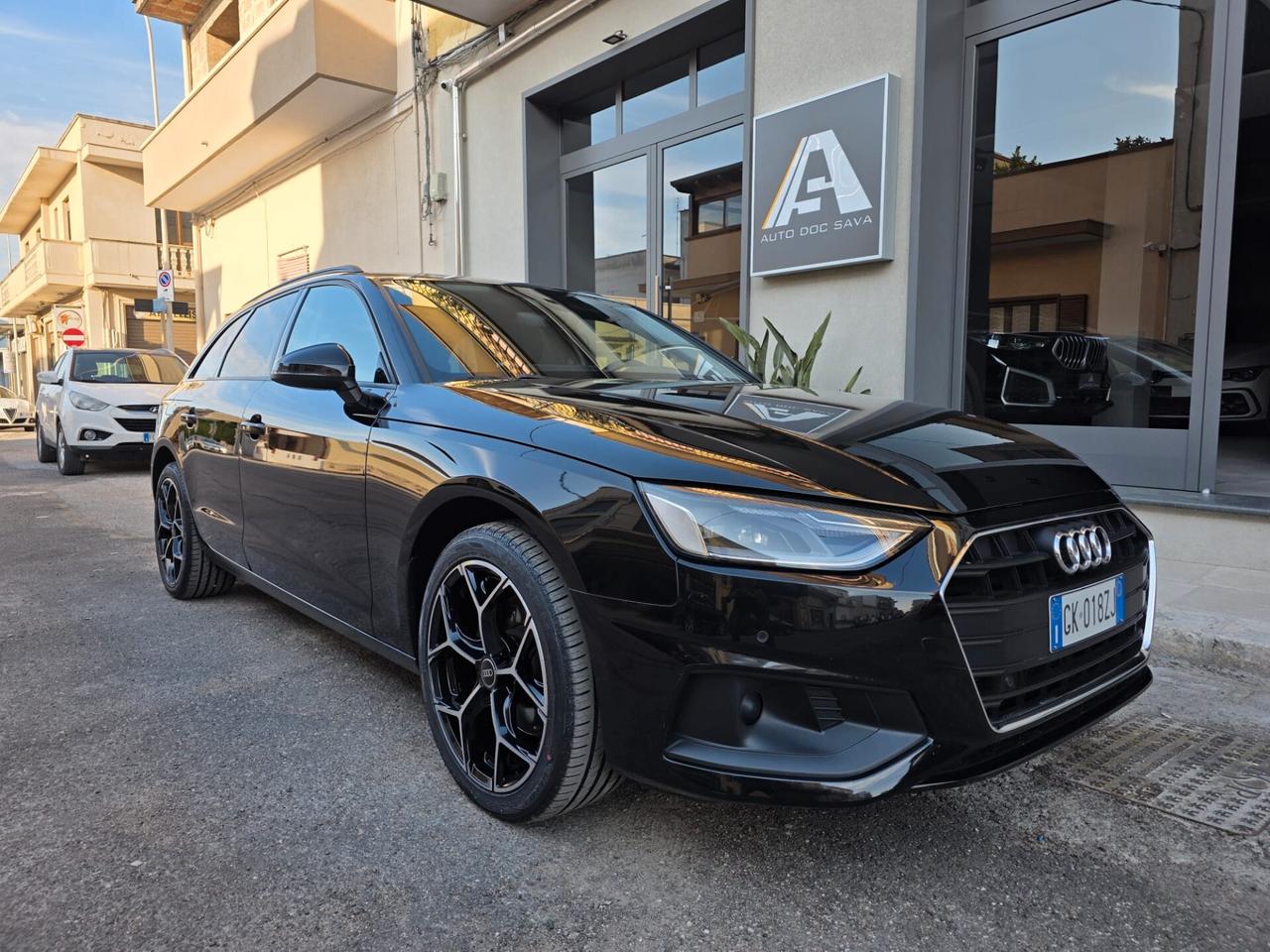 Audi A4 Avant 30 TDI/136 CV S tronic Business+Cerchi 18+Fari Led..