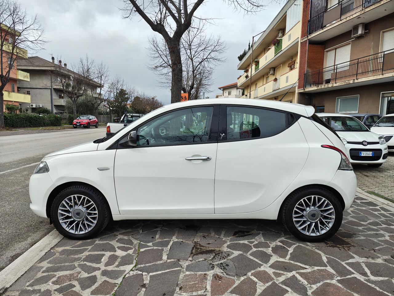 Lancia Ypsilon 1.2 69 CV 5 porte GPL Ecochic Silver