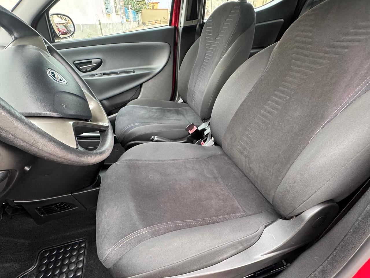 Lancia Ypsilon 0.9 TwinAir 85 CV 5 porte Metano Ecochic Silver