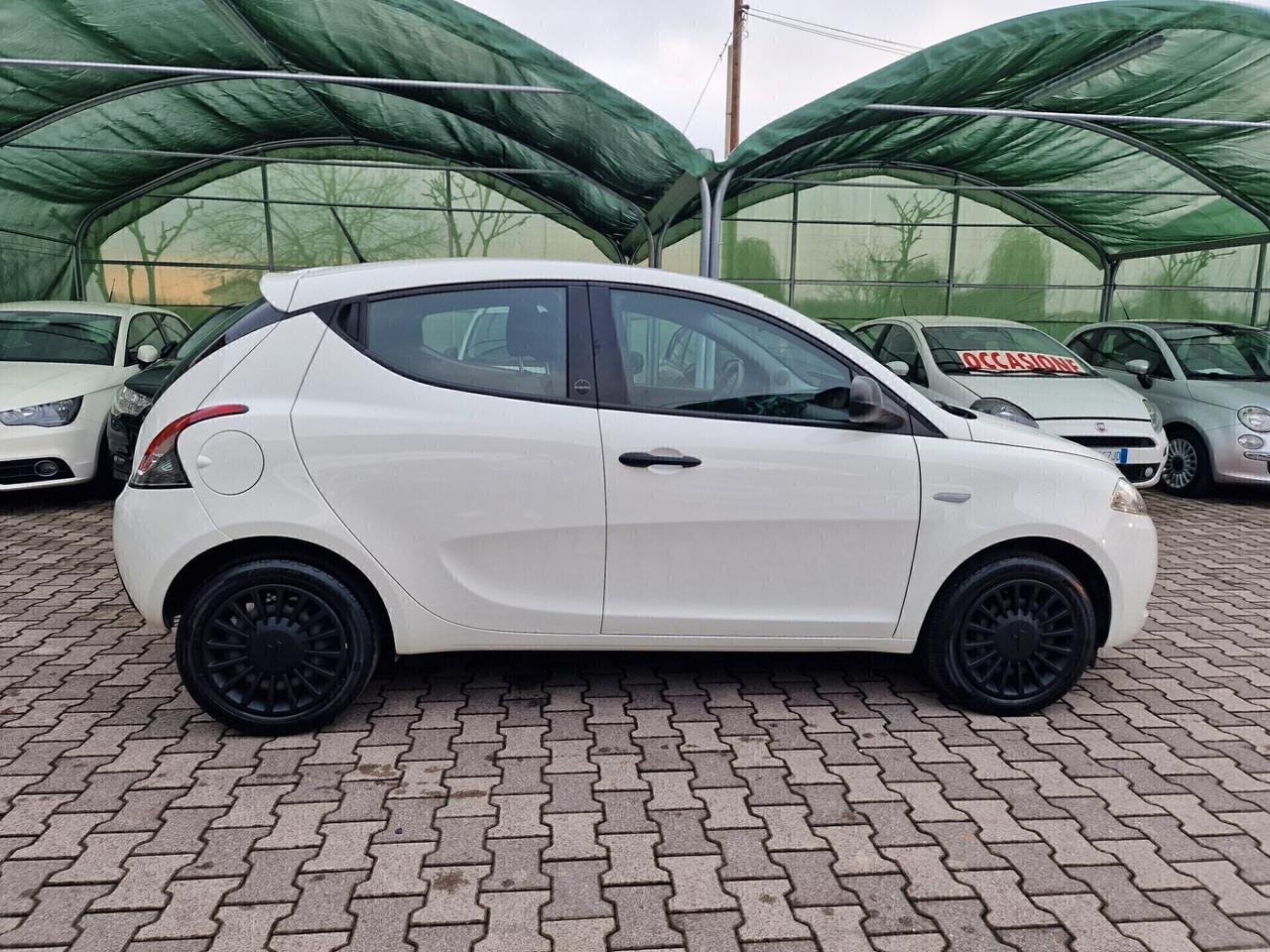 Lancia Ypsilon 1.0 FireFly S&S Hybrid Ecochic Silver