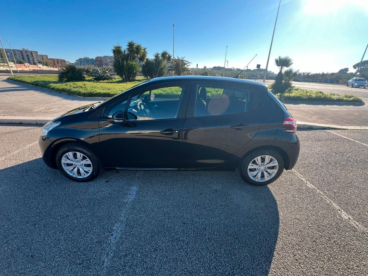 Peugeot 208 1.4 HDi 68 CV 5 porte Allure - 2014