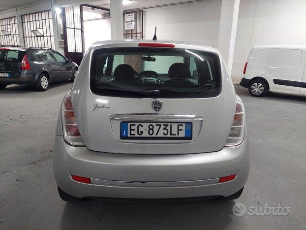 Lancia y x neopatentati