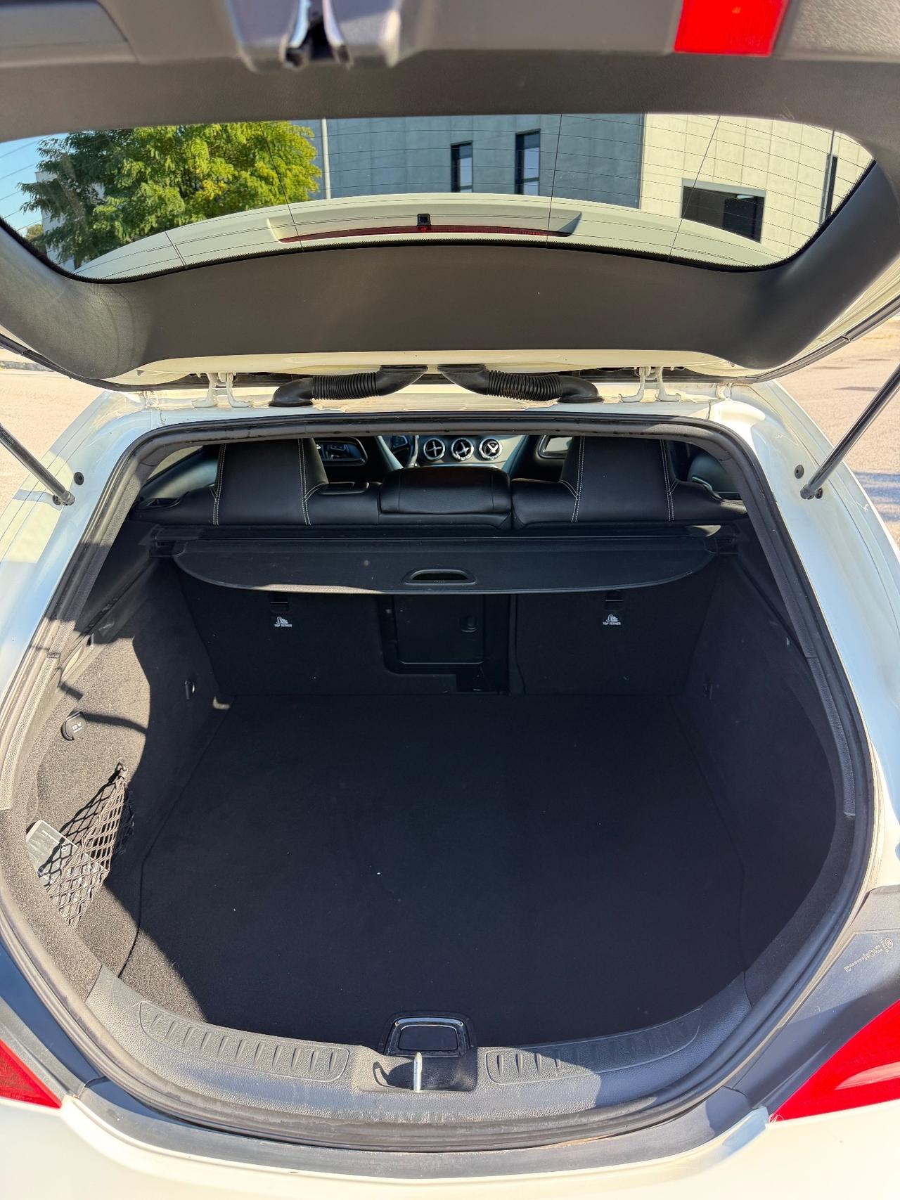 Mercedes-benz CLA 200 .