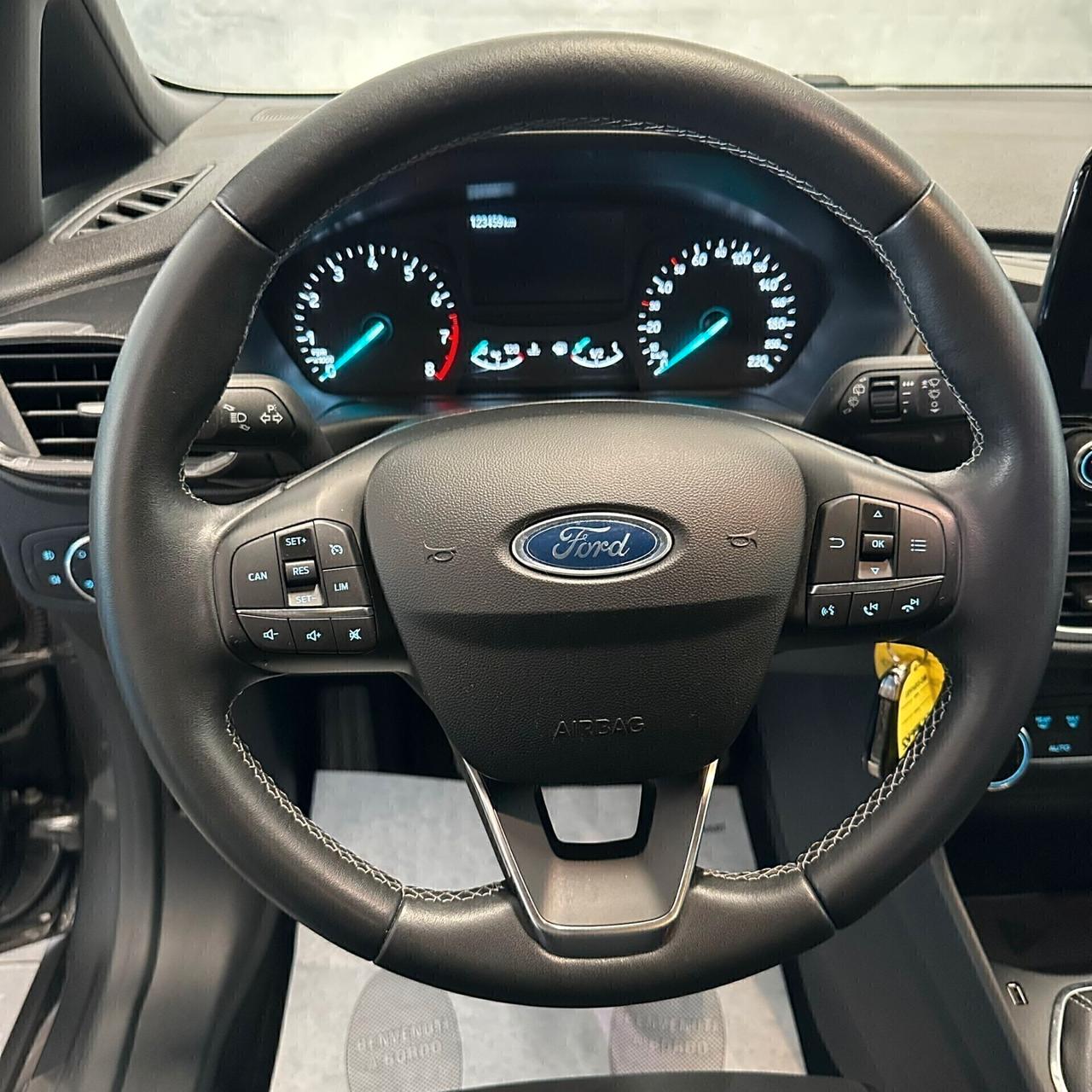Ford Fiesta 1.0 Ecoboost Hybrid RADAR+CRUISE+NAVI+FARI LED