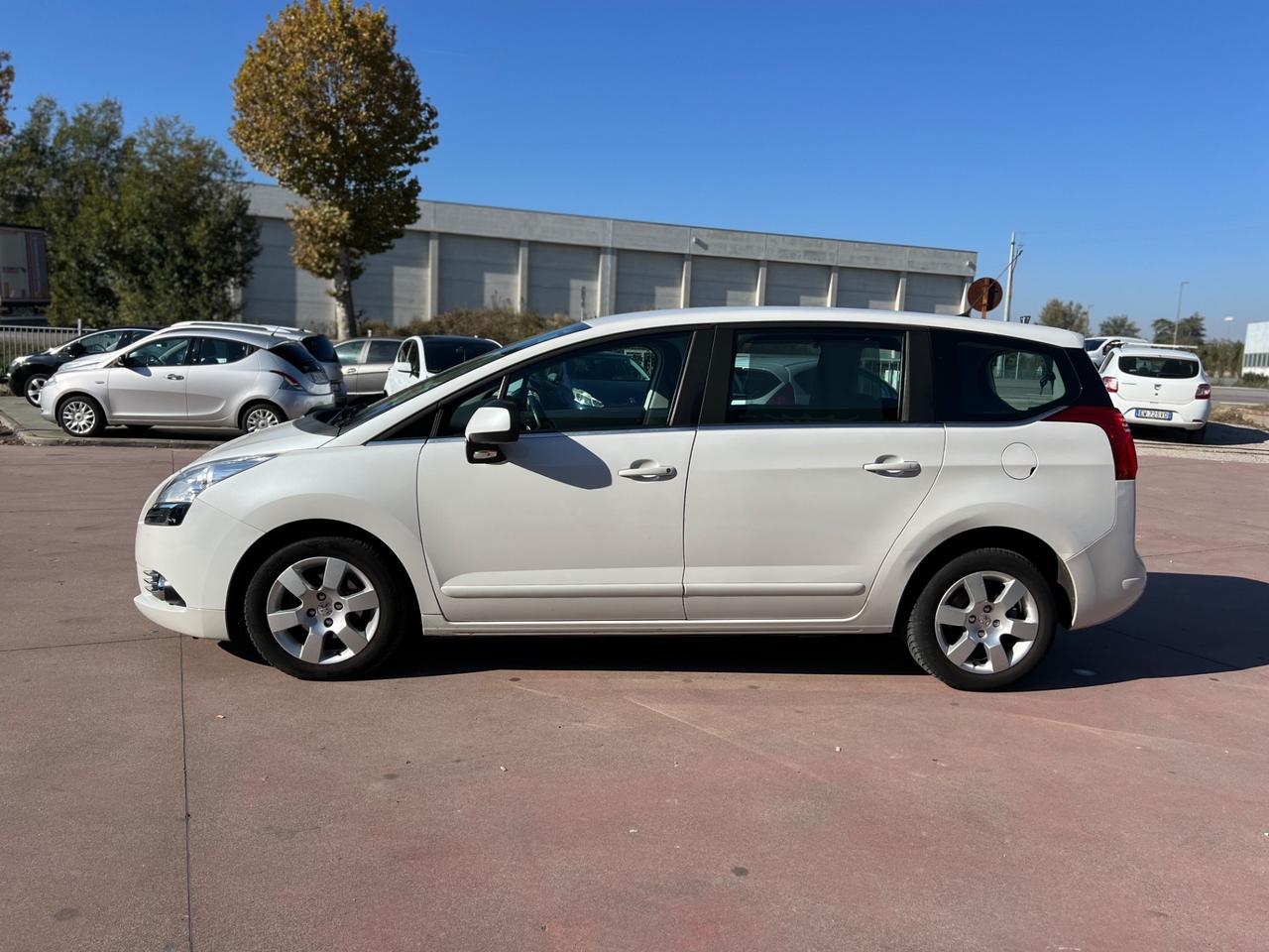 Peugeot 5008 1.6 e-HDi 112CV Stop&Start cambio robotizzato Family