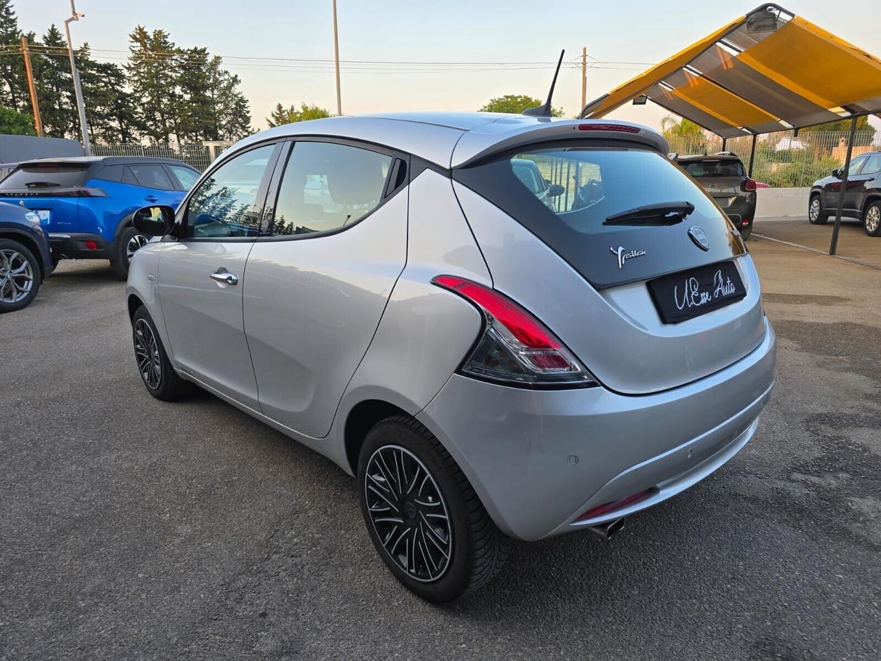 Lancia Ypsilon 1.0 FireFly 5 porte S&S Hybrid Ecochic Silver