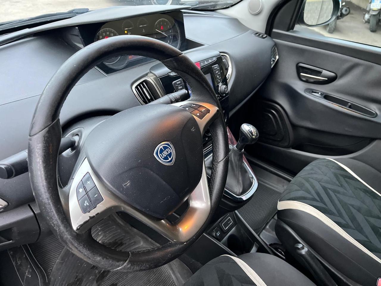 Lancia y 0.9 twinair benz.-cambio automatico-full-2016