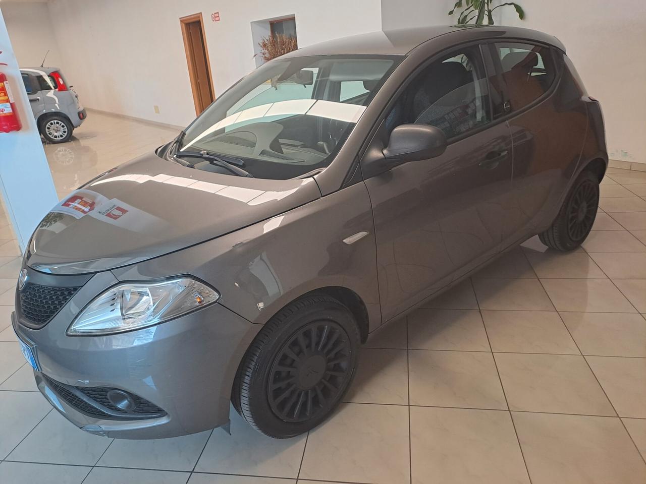 Lancia Ypsilon 1.0 FireFly 5 porte S&S Hybrid Ecochic Silver