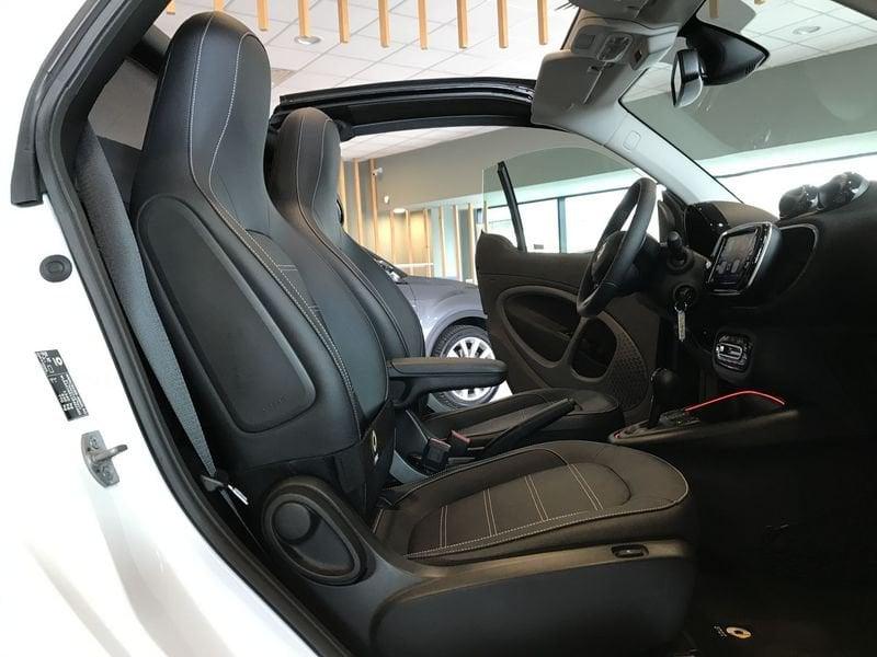smart fortwo EQ cabrio suitegrey Caricatore da (22kW) Fari Ful Led