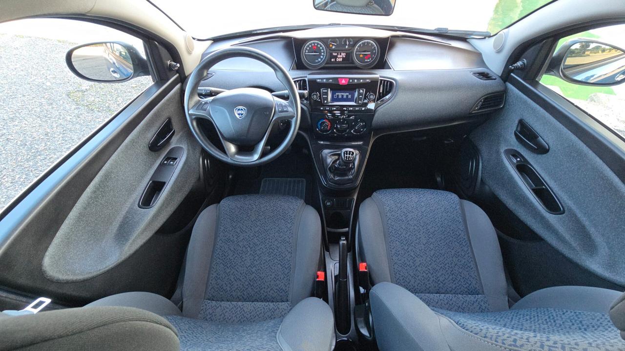 Lancia Ypsilon 1.0 FireFly 5 porte S&S Hybrid Ecochic Silver