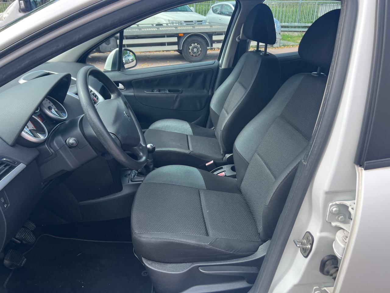 Peugeot 207 1.4 HDi 70CV 5p. Allure
