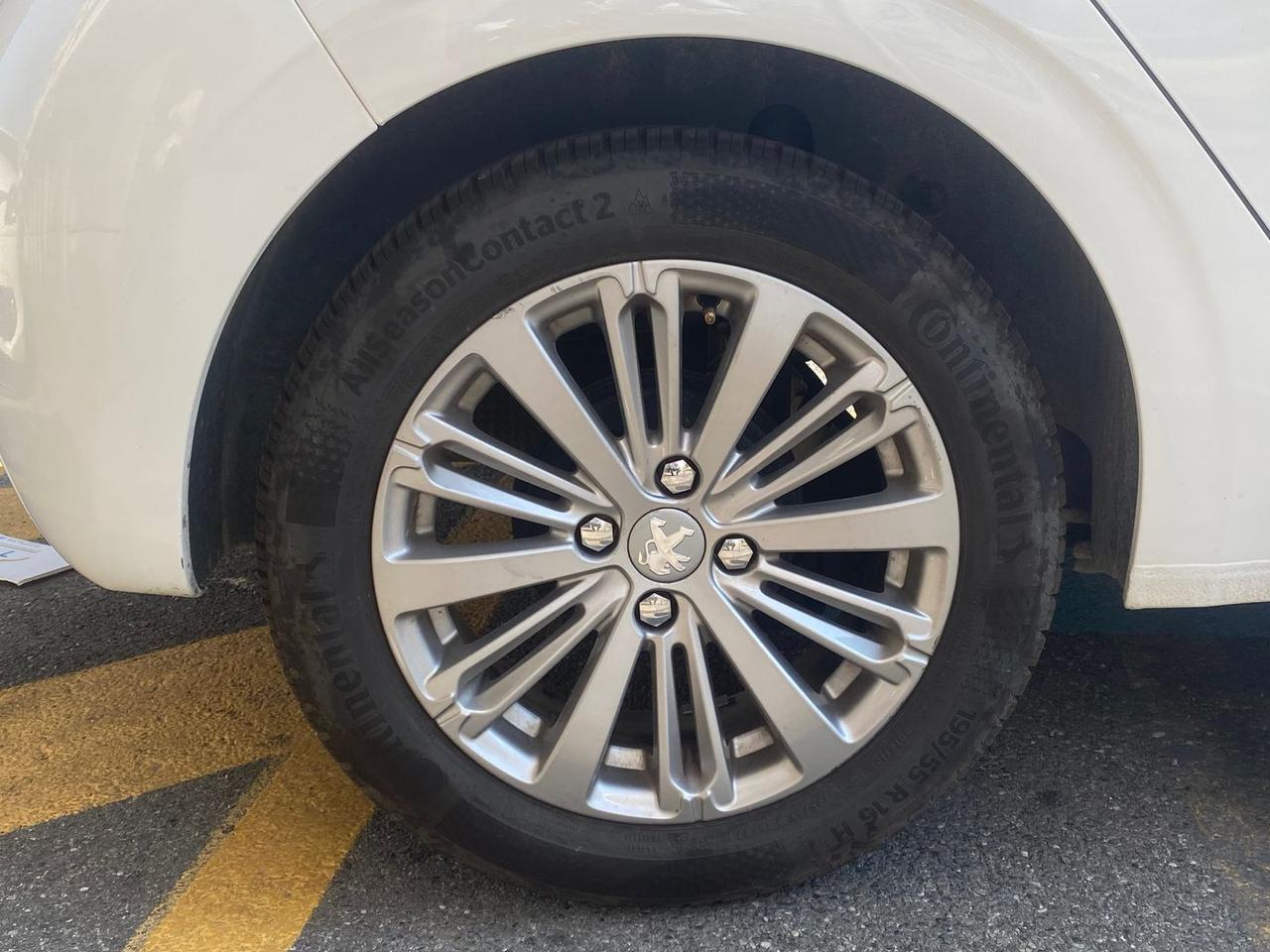 Peugeot 208 life #11893
