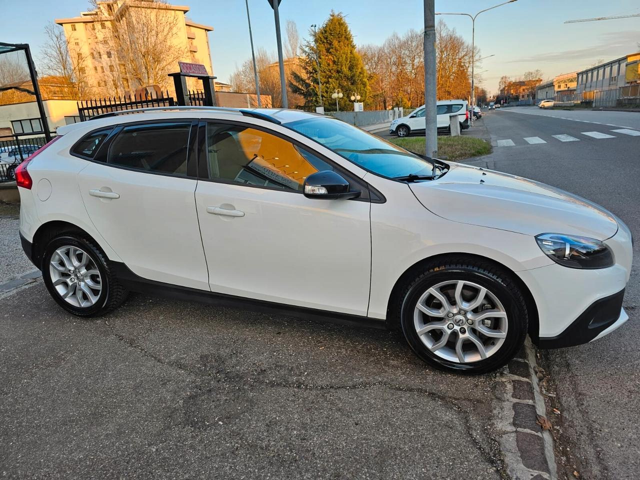 Volvo V40 2.0 D2 120cv Cross Country*Geartronic*Business*Navi*Pdc*Euro6*