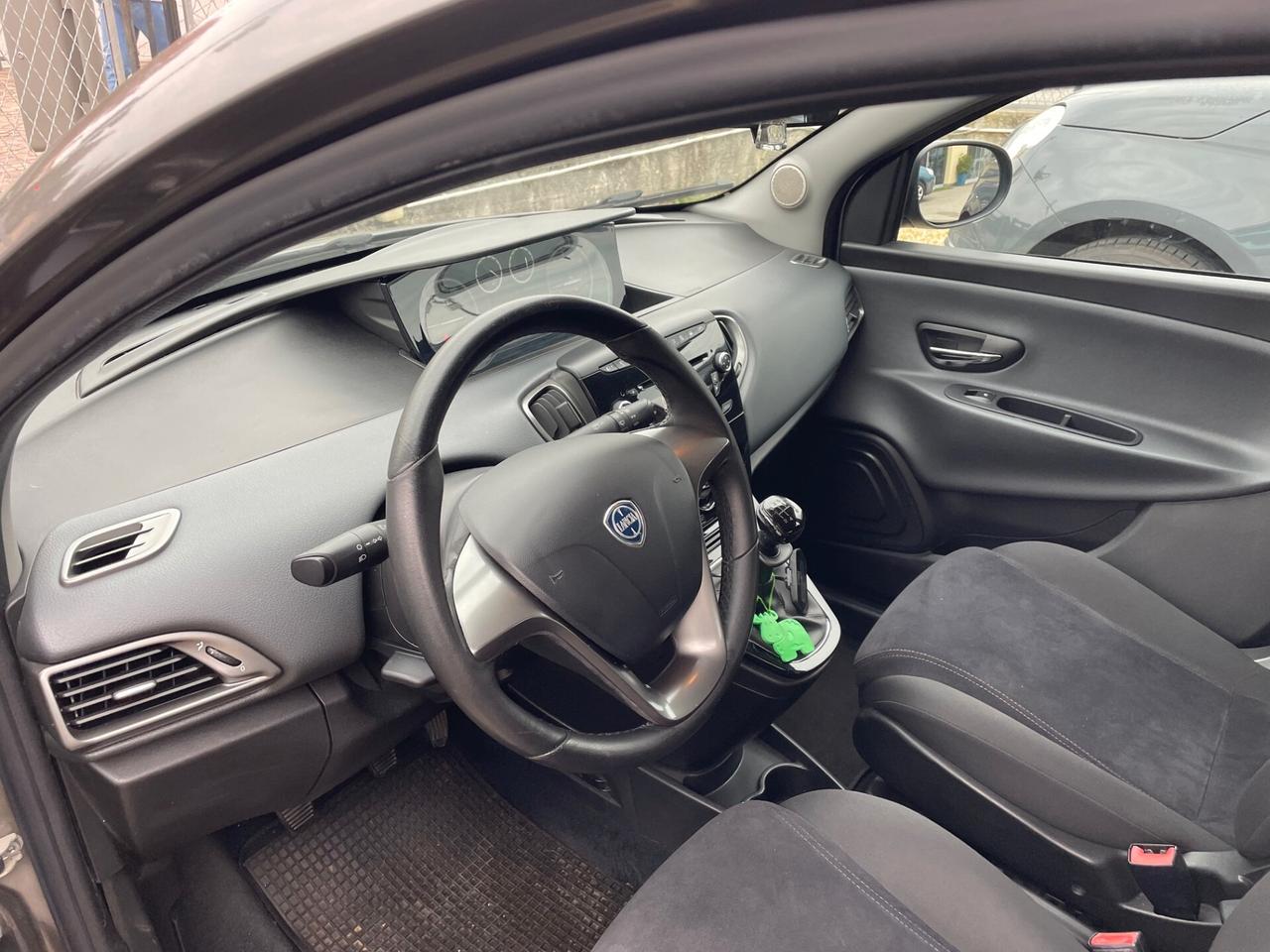 Lancia Ypsilon 1.2 69 CV 5 porte Silver