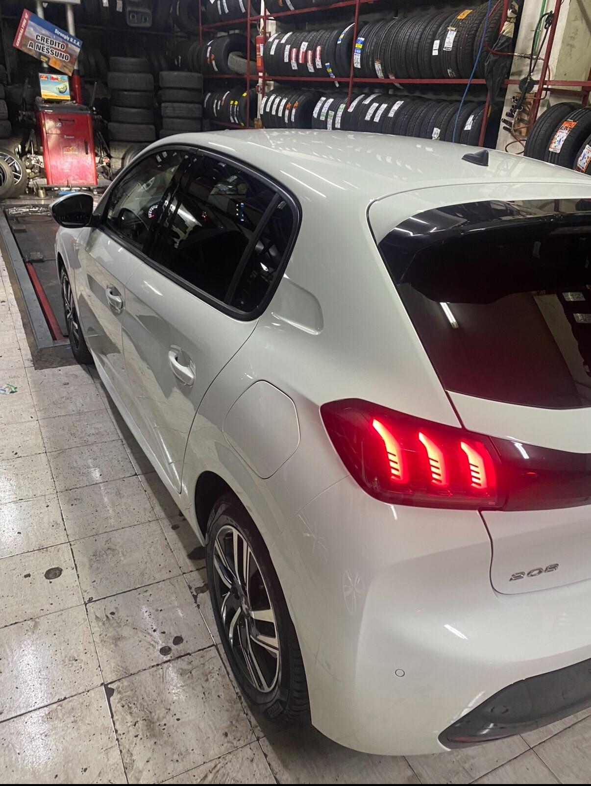 Peugeot 208 PureTech 100 Stop&Start EAT8 5 porte Allure