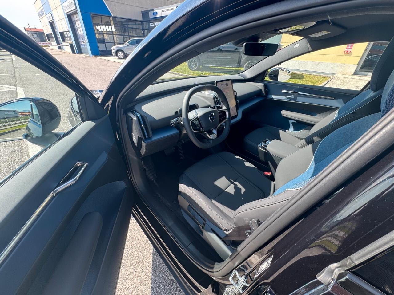 Volvo EX30 P5 Lond Range Electric RWD Plus Black Edition 272CV