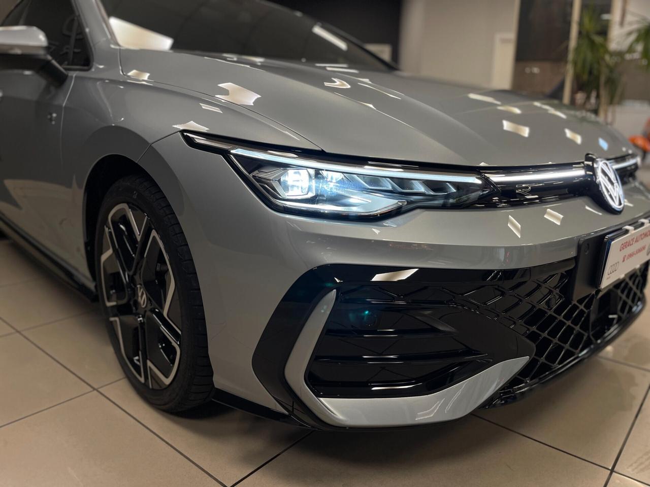 Nuova Volkswagen Golf 8.5 R-Line 2.0 TDI 150cv DSG