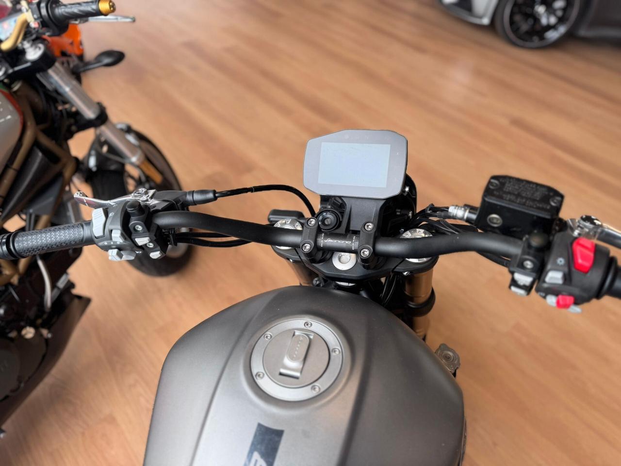 Benelli Leoncino 800