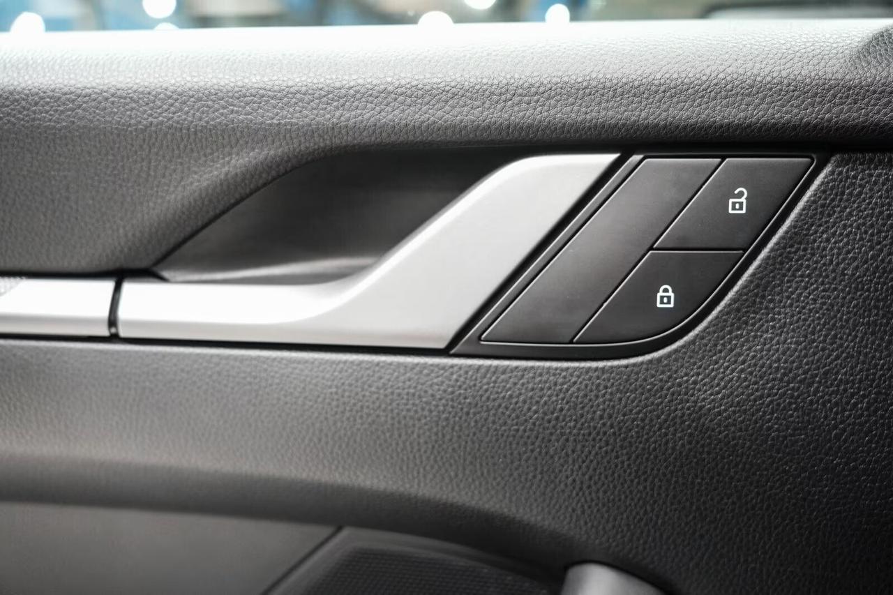 Porsche 992, 911 Coupe 3.0 Carrera auto, sedili sportivi