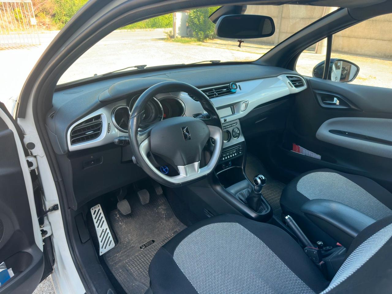 DS3 1.4 HDi 70 Just Black Full Optional