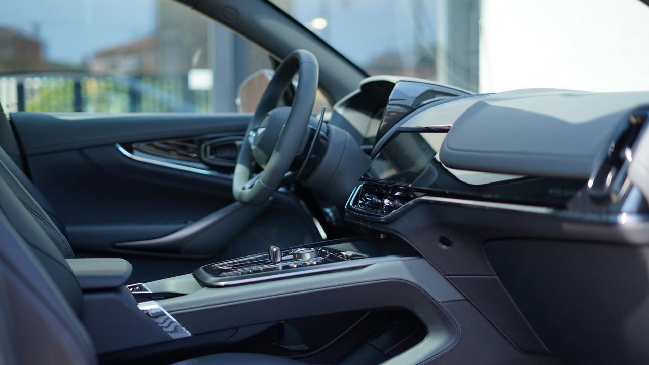ASTON MARTIN DBX707 4.0