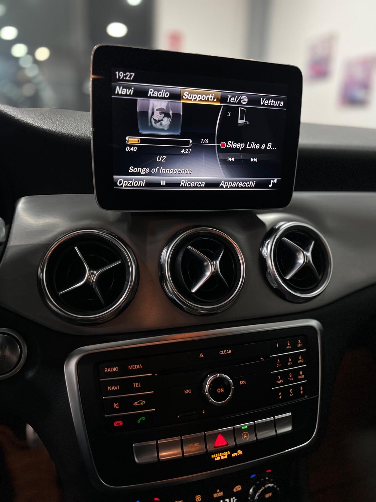 Mercedes Benz GLA 200d Aut. Premium AMG 136 cv