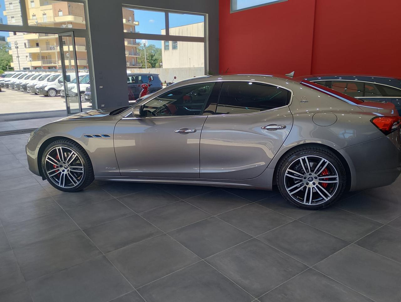 Maserati Ghibli L4 330 CV MHEV Granlusso INTERNO ROSSO CARTIER