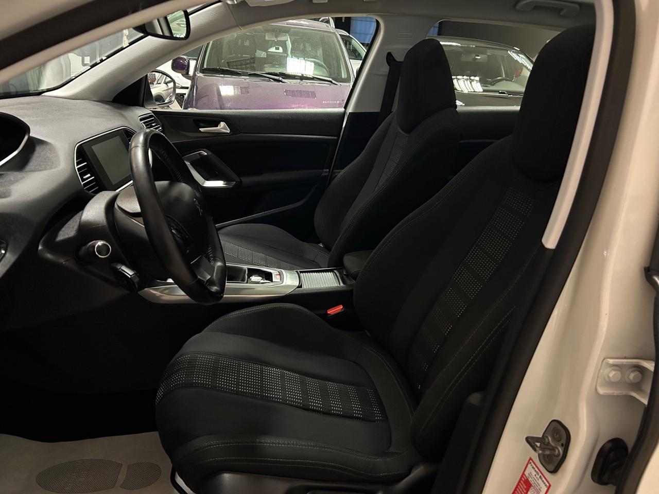 Peugeot 308- 2017 1.2 PureTech Turbo 130 CV 130.000 KM
