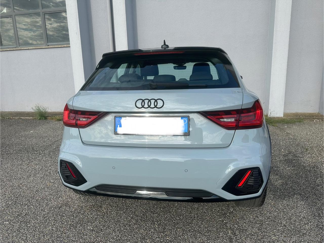 AUDI A1 citycarver 30 TFSI S tr. Id. Contrast
