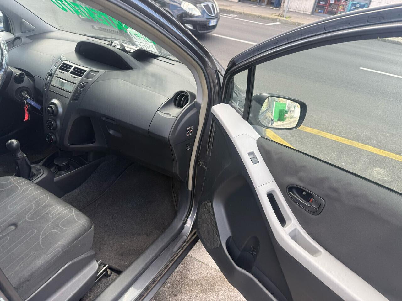 Toyota Yaris 1.0 BENZINA - 5 porte - NEOPATENTATO