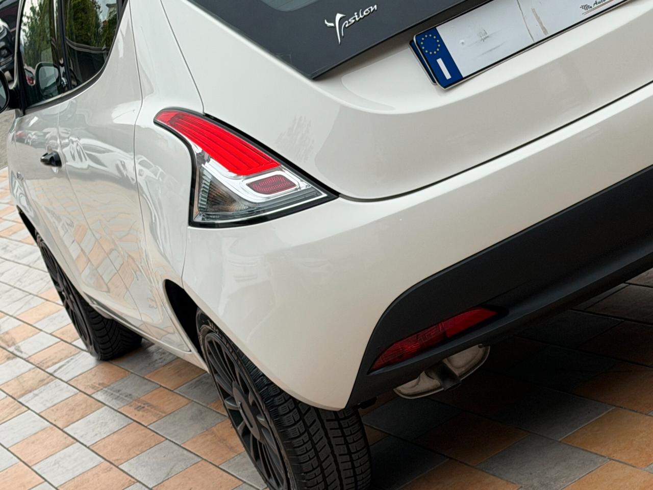 Lancia Ypsilon 1.2 69 cv. ELEFANTINO BLU