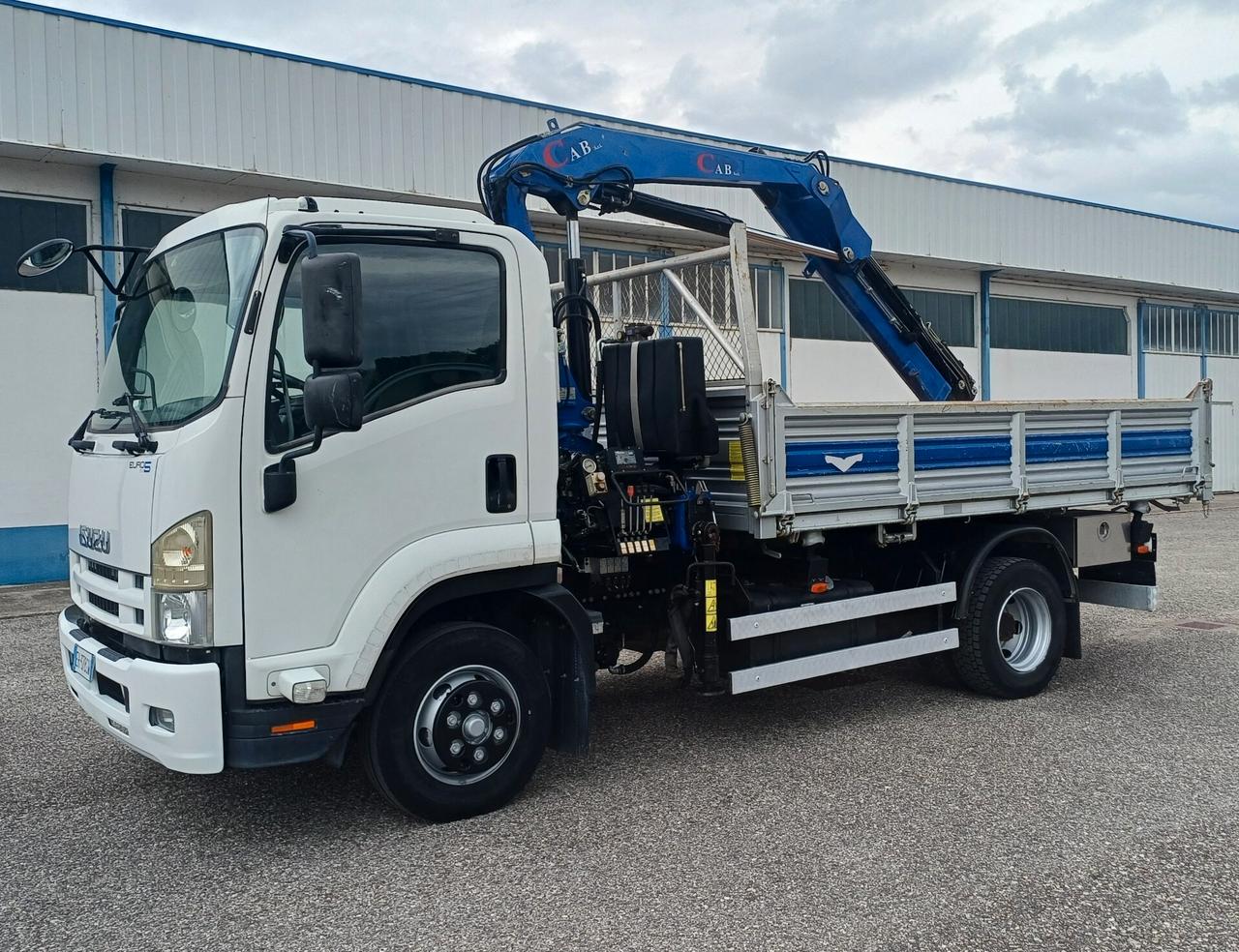 ISUZU 110 CON GRU PM 8024 E CASSONE RIBALTABILE