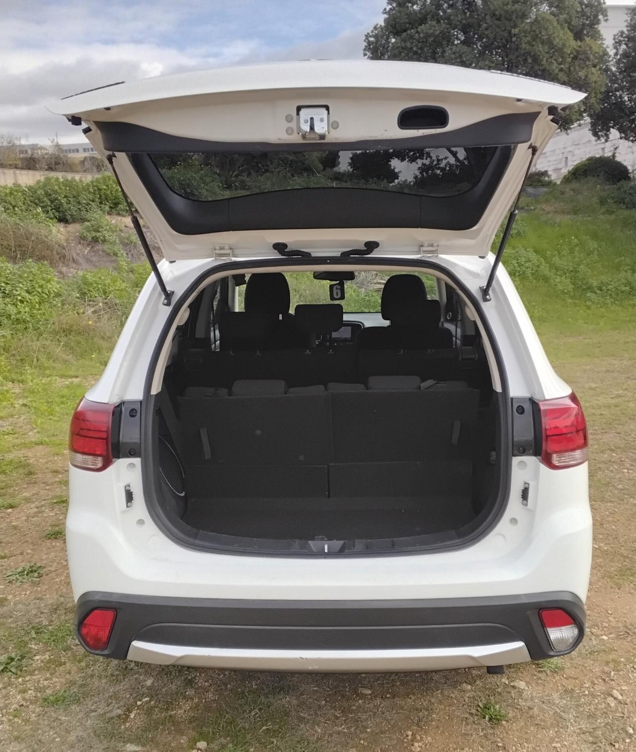 Mitsubishi Outlander 2.2 DI-D 4WD Instyle Plus SDA 7 posti