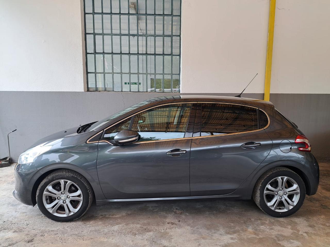 Peugeot 208 1.4 HDi 68 CV 5 porte Allure