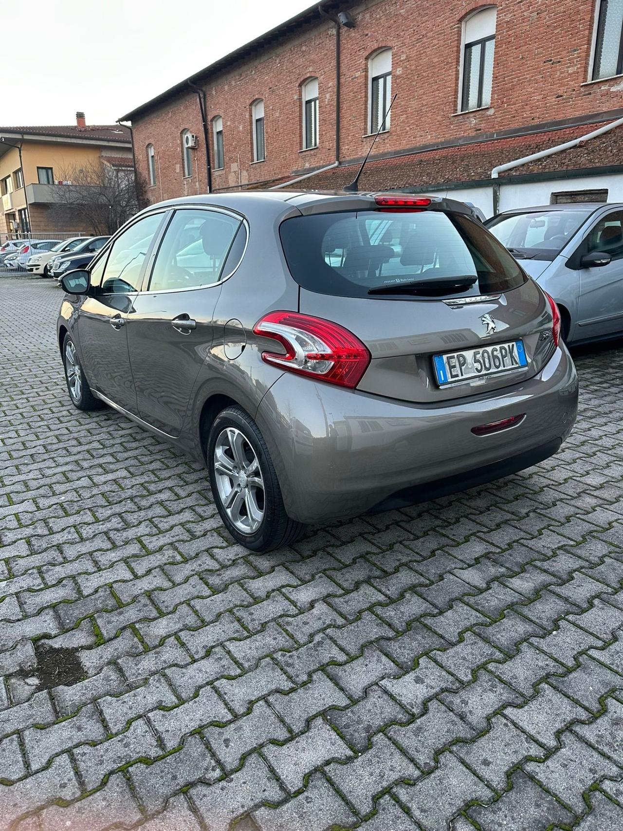 Peugeot 208 1.4 HDi 68 CV 5 porte Allure