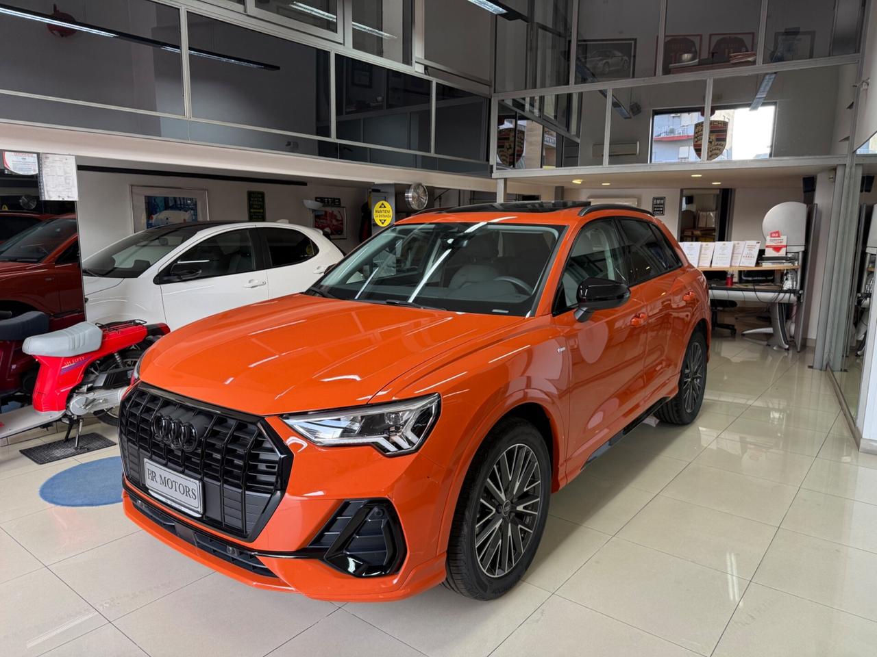 Audi Q3 35tfsi S line + Identity Black - SOLO 4.930Km !!