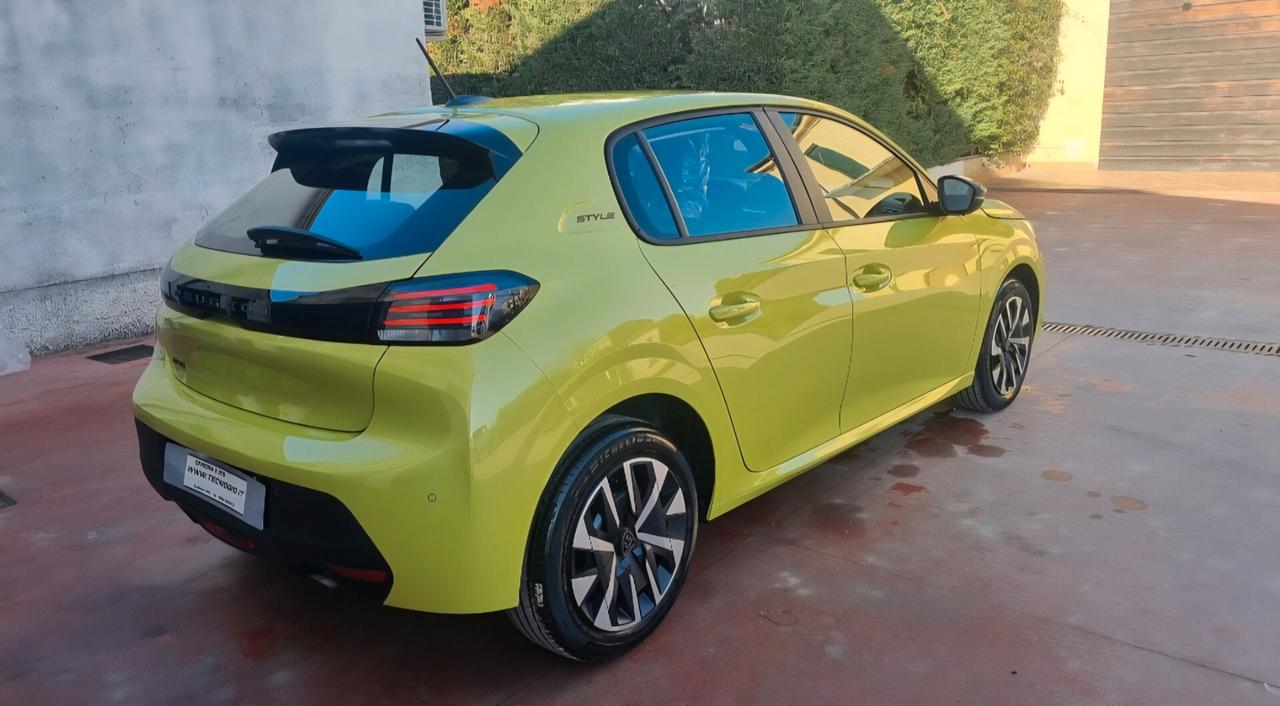 Peugeot 208 1.2 PURETECH STYLE S&S KM ZERO 100 CV PER NEOPATENTATI
