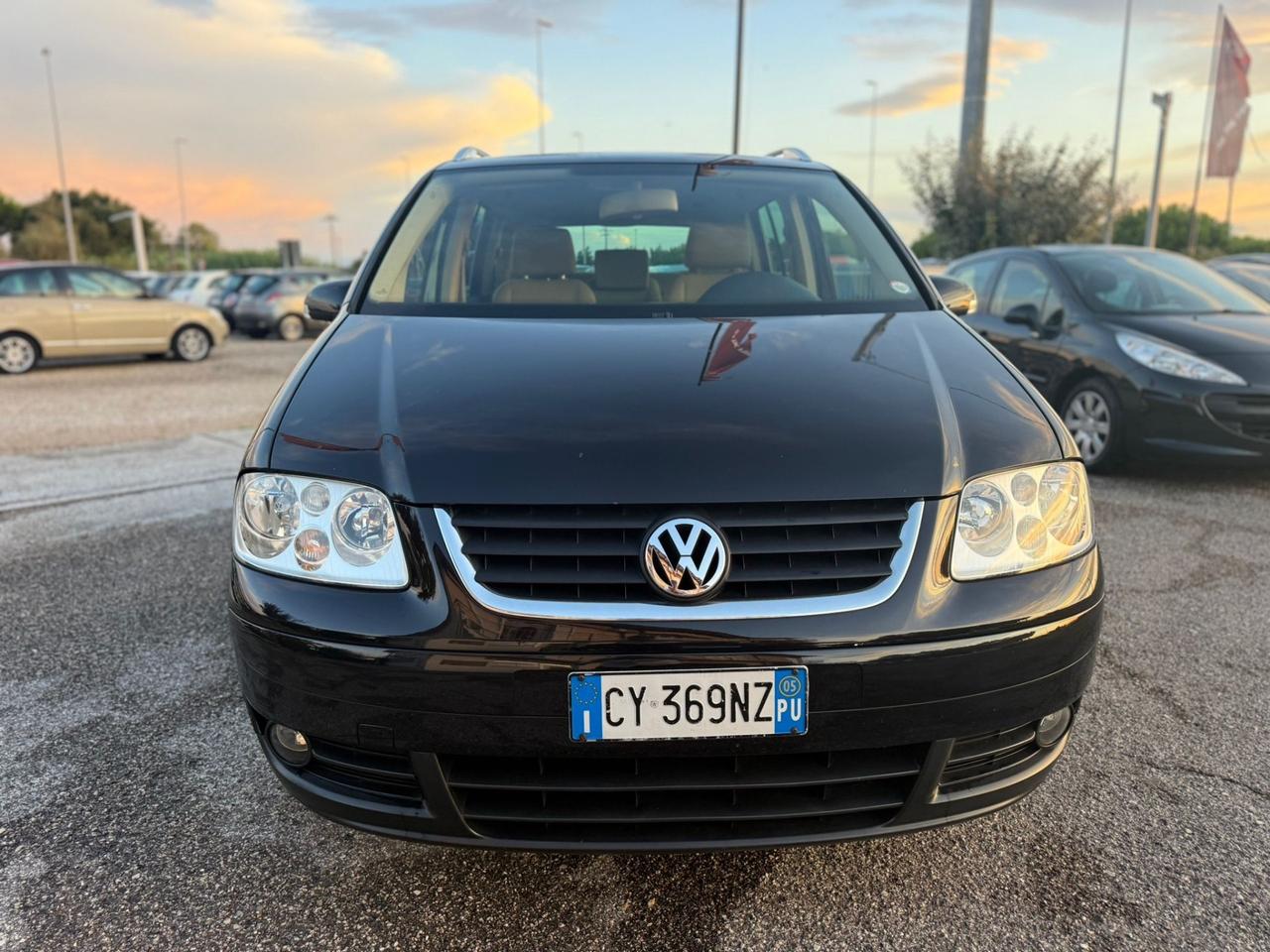 Volkswagen Touran 1.6 16V FSI Highline 7 POSTI