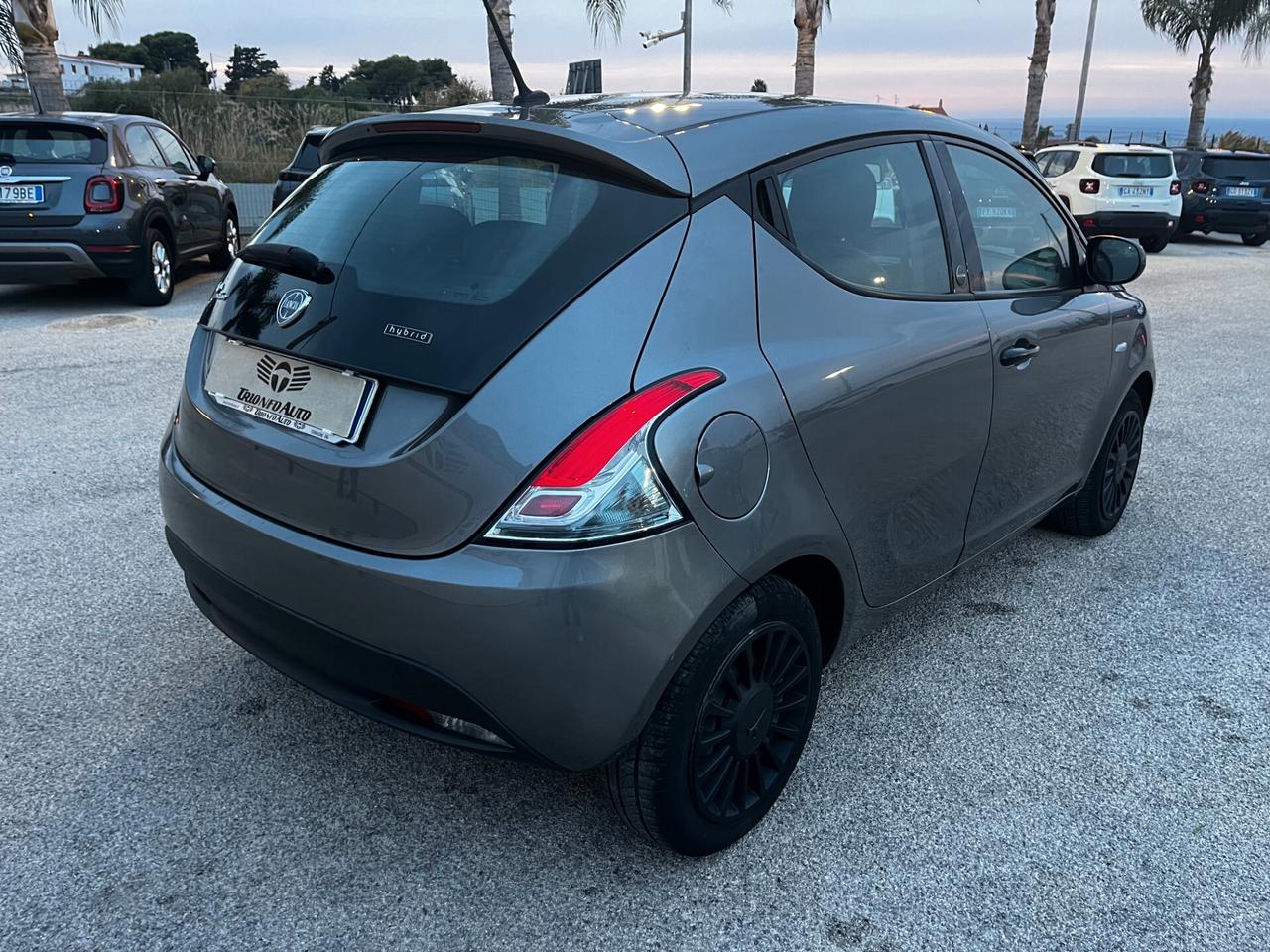 Lancia Ypsilon 1.0 FireFly 5 porte S&S Hybrid Ecochic Silver