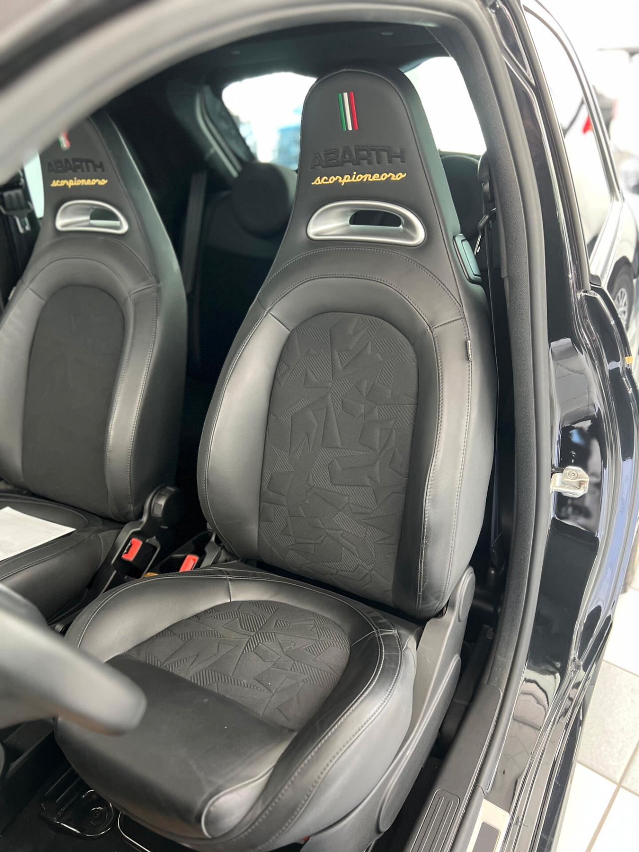 Abarth 595 1.4 Turbo T-Jet 165 CV Scorpioneoro