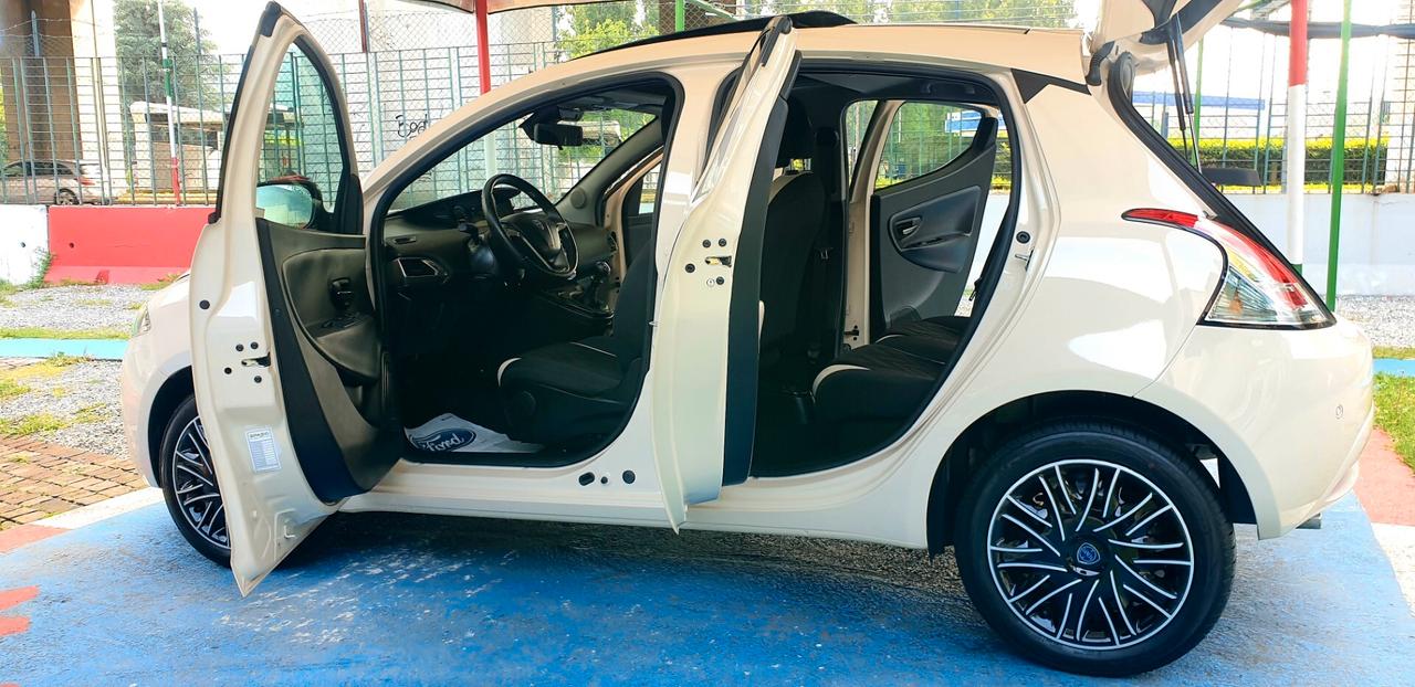 LANCIA YPSILON 1.2 BENZINA FULL OPTIONAL KM 31 MILA