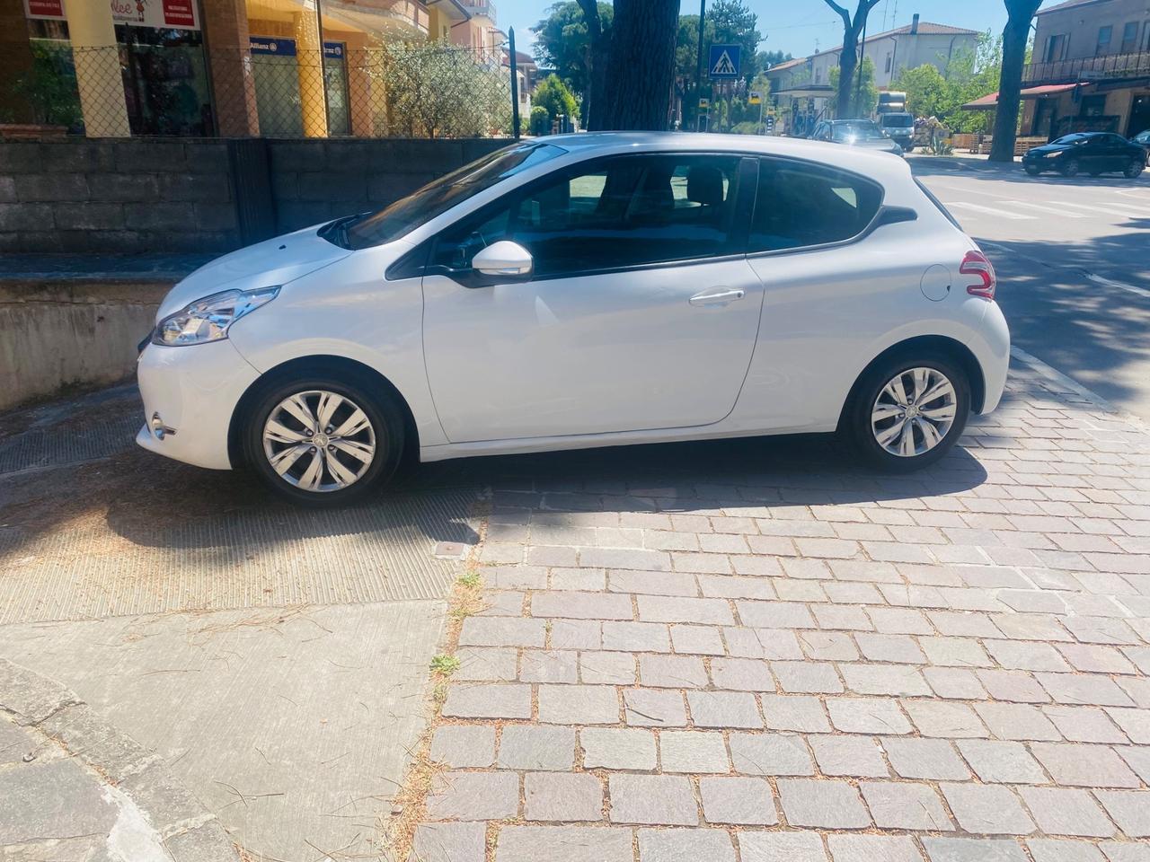 Peugeot 208 1.4 HDi 68 CV 3 porte Allure