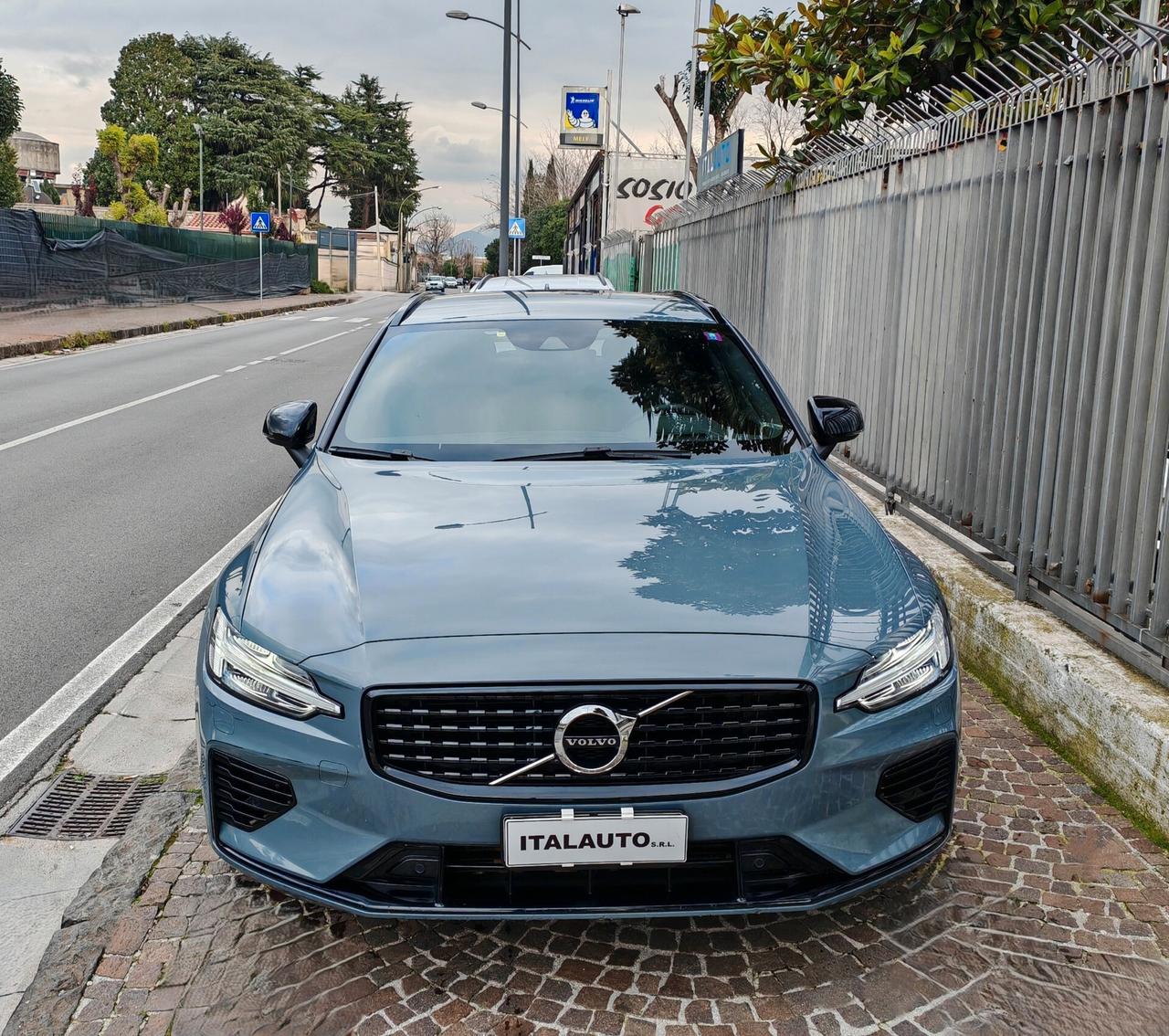 Volvo V60 T8 Recharge AWD Plug-in Hybrid R-design