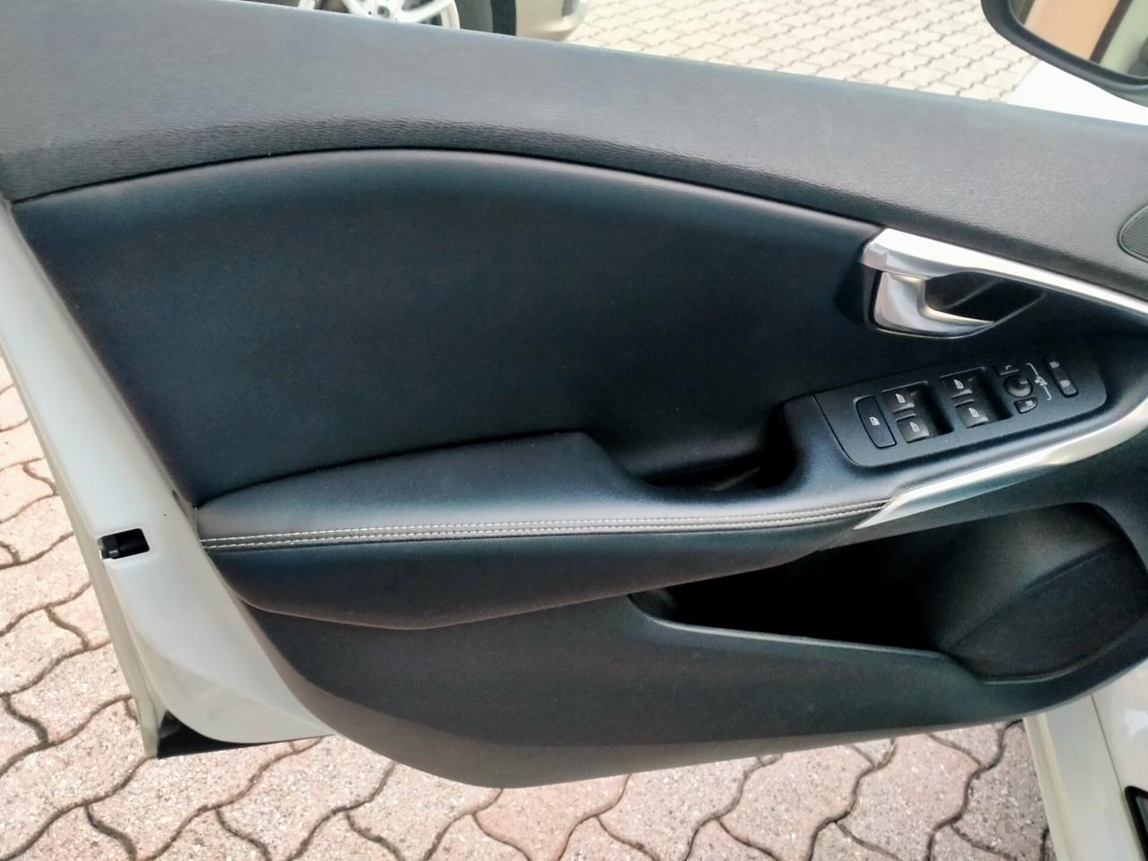 Volvo V40 2.0D3 R-DESIGN GEARTRONIC 8M M.Y.17 E6 FULL LED SYSTEM /PELLE ALCANTARA
