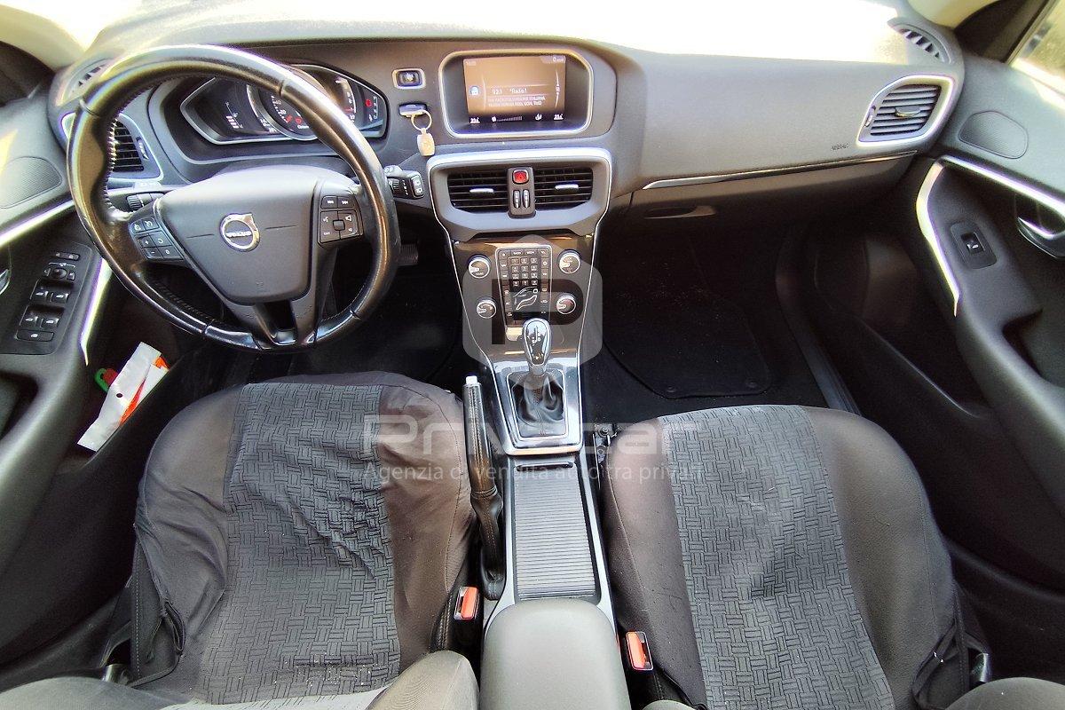 VOLVO V40 D2