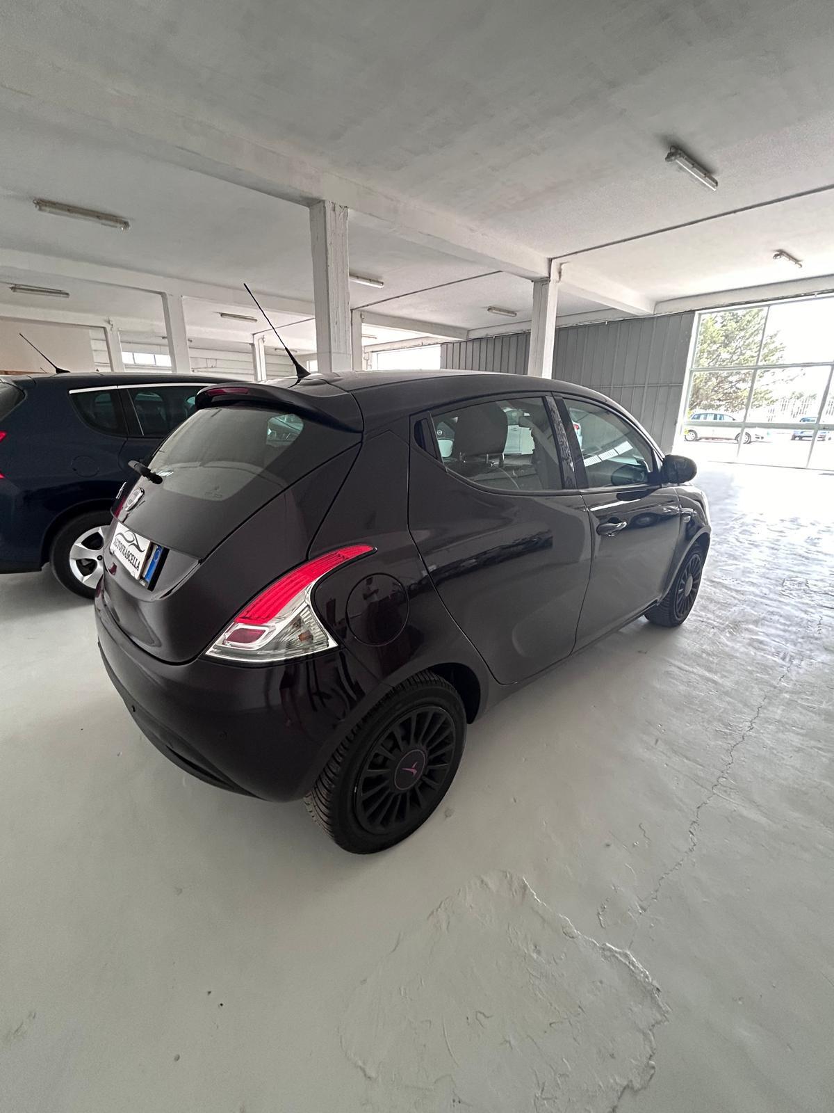 Lancia Ypsilon 1.2 69 CV 5 porte Silver