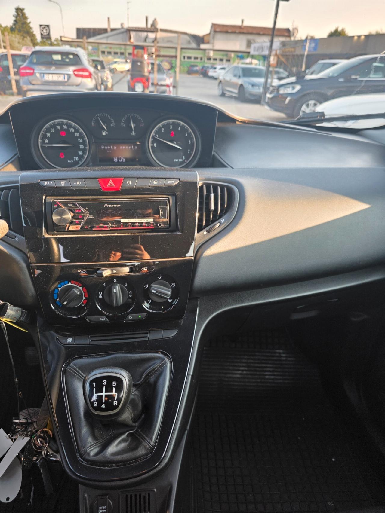 Lancia Ypsilon 1.2 69 CV 5 porte Silver