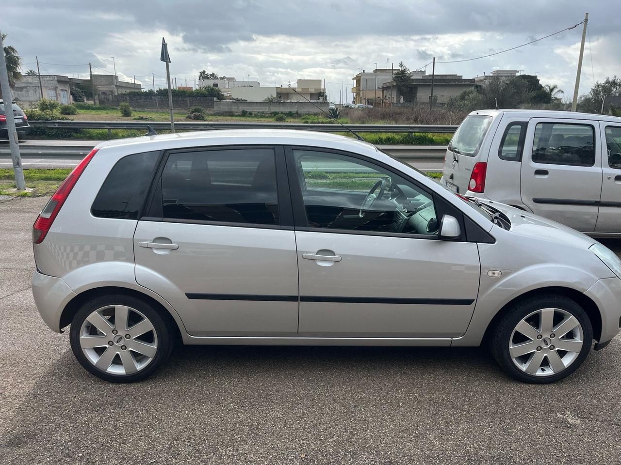 Ford Fiesta 1.6 TDCi 5p. Ghia Unipro 2005