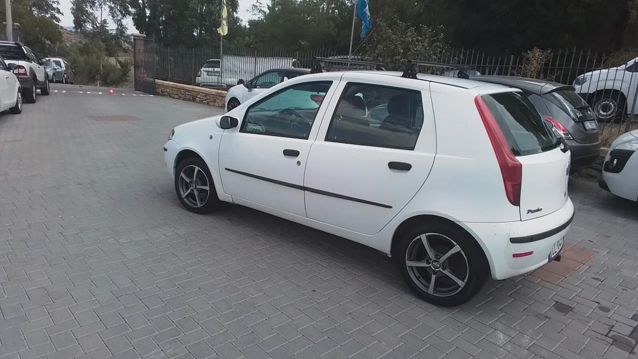 Fiat Punto 1.9 JTD 5 porte con gancio di traino omologato